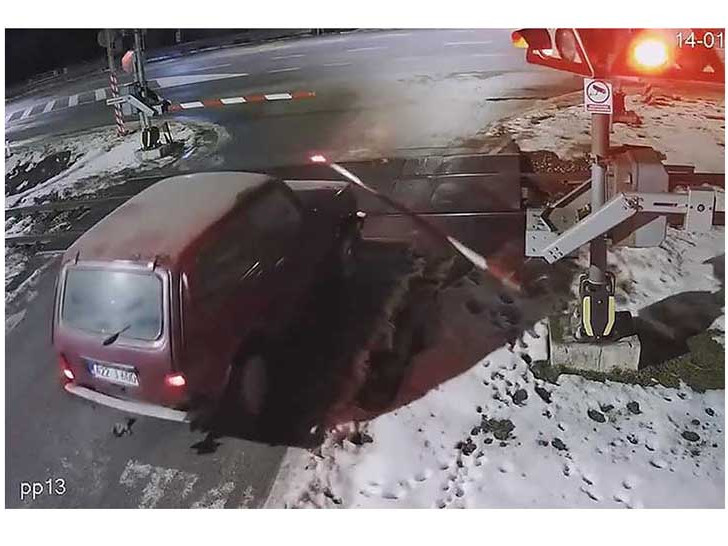 Sekunde od tragedije: Vozač u Prijedoru probio rampu, prošao kroz crveno i umalo izazvao sudar VIDEO