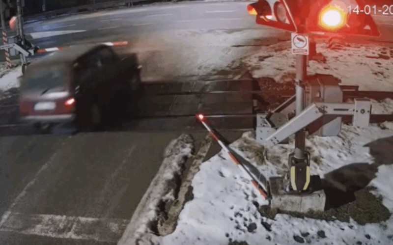 Vozio pijan i bez dozvole! Polomio rampu na jednom od najzloglasnijih prelaza pa uhapšen VIDEO