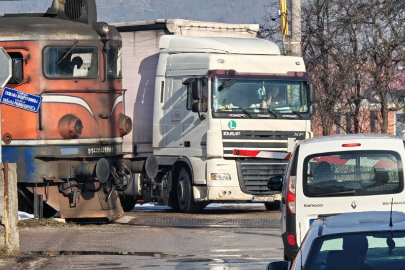 Nesavjesni vozač u Banjaluci: Otkinuta rampa u naselju Vrbanja