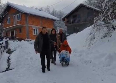Alarmantno stanje u banjalučkoj ulici: Bolesne spuštaju sankama VIDEO