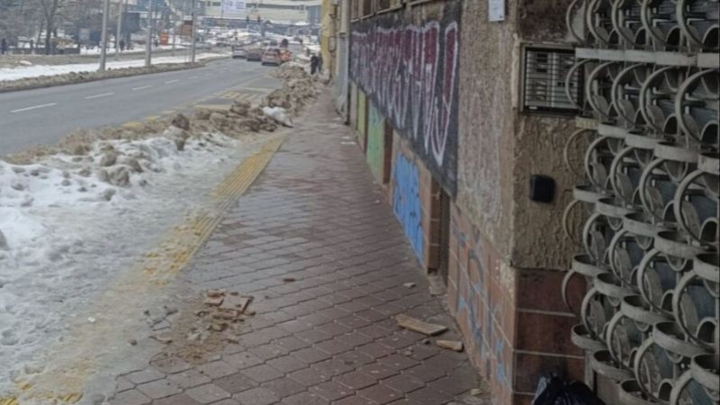 Drama u ovom gradu BiH: Komad fasade pao na dječija kolica, majka ostala u šoku