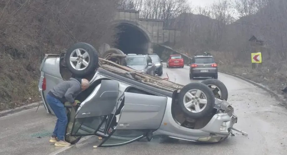 Vozačima se savjetuje da uspore: Prevrnuo se automobil na putu Sarajevo-Pale