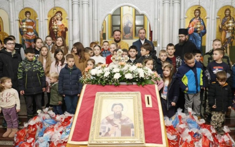 Povodom Svetog Save: Selak podijelio paketiće djeci u Drakuliću