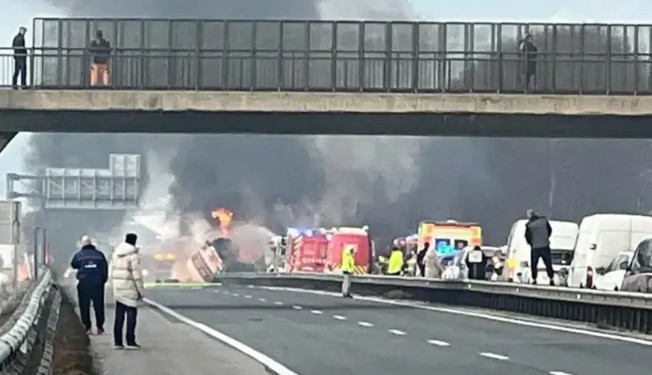 Detalji teškog sudara kombija i cisterne: Jedna osoba poginula, dvije povrijeđene VIDEO