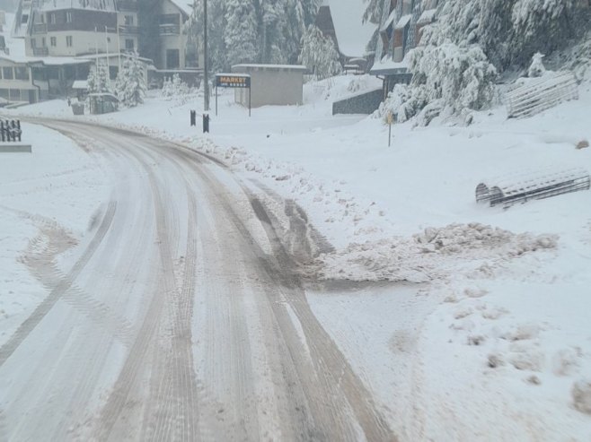 Upozorenje vozačima! Zbog snijega i leda otežano odvijanje saobraćaja u Srpskoj