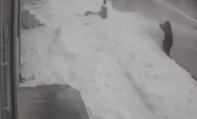 Snijeg pao sa zgrade i ubio djevojku: Prolaznici pokušali da joj pomognu, pa jedva izvukli živu glavu