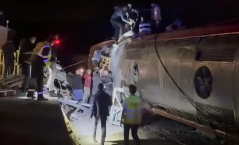 Dva voza iskočila iz šina! Više od 20 mrtvih u strašnoj željezničkoj nesreći VIDEO