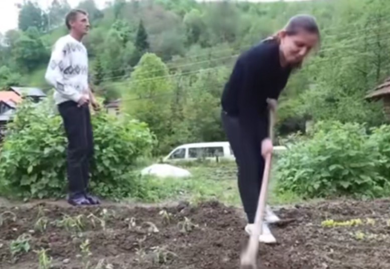 Snimak Srbina koji je oženio Albanku zapalio mreže: “Tražio si slugu, a ne ženu” VIDEO