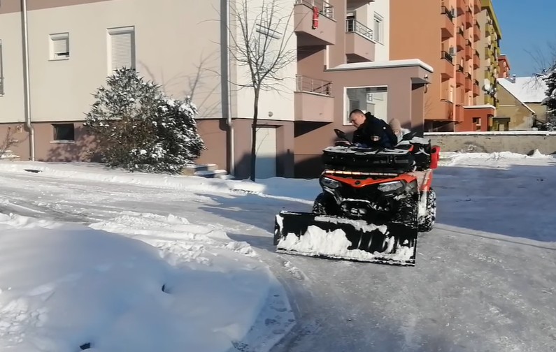 Samostalno očistio snijeg: Srđan Ilić pomaže komunalcima i uveseljava djecu VIDEO