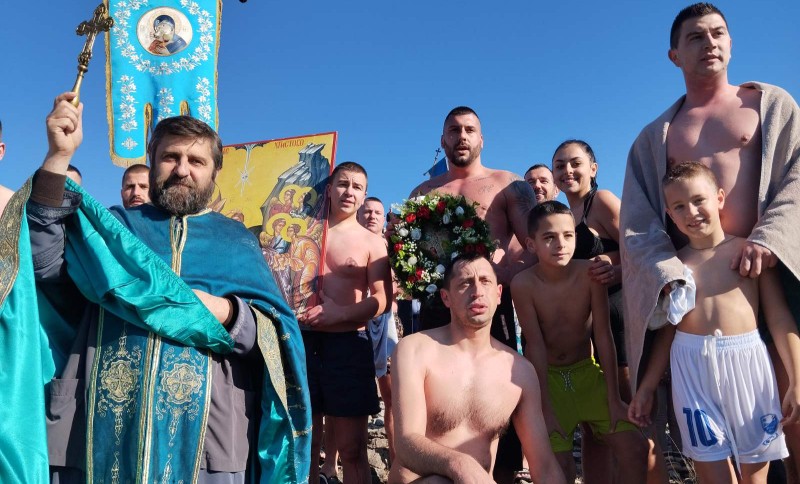 U ledeno Bilećko jezero skočile i dvije djevojke: Srđan Lero prvi doplivao do Časnog krsta