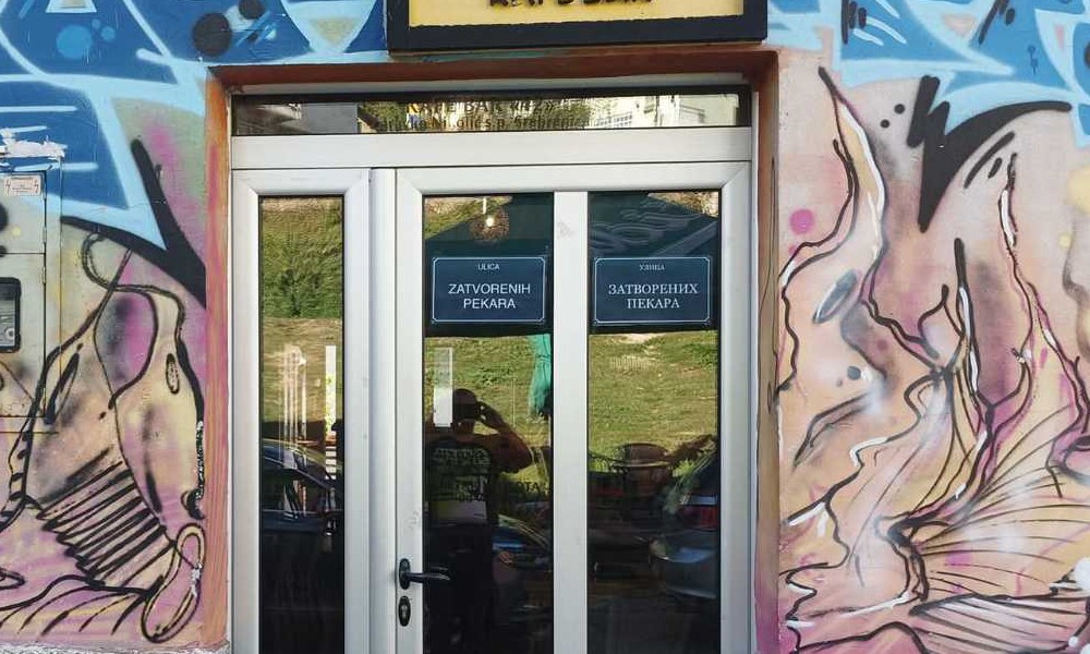 Opet novi nazivi: U ovoj opštini u Srpskoj osvanula tabla “Ulica zatvorenih pekara” FOTO