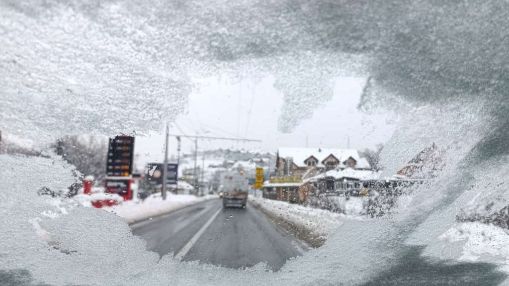 Vozači, oprez: Na snazi zimski uslovi za vožnju, opasnost od oborenih stabala