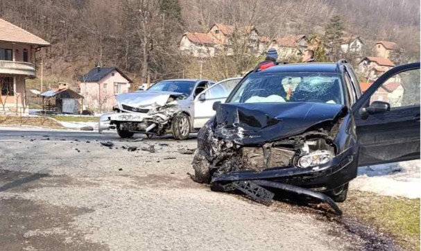 Teška nesreća: Sudar dva vozila, ima povrijeđenih