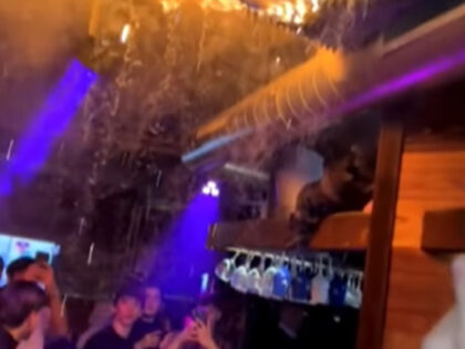 Isplivao zastrašujući snimak: Bar gori, a okupljeni se zabavljaju i skaču u ritmu muzike VIDEO