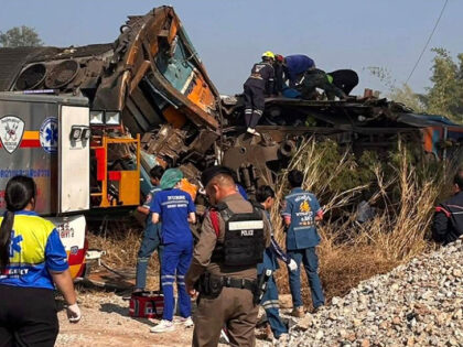 Strahota na Tajlandu: Kran pao na voz u pokretu, najmanje 22 osobe poginule