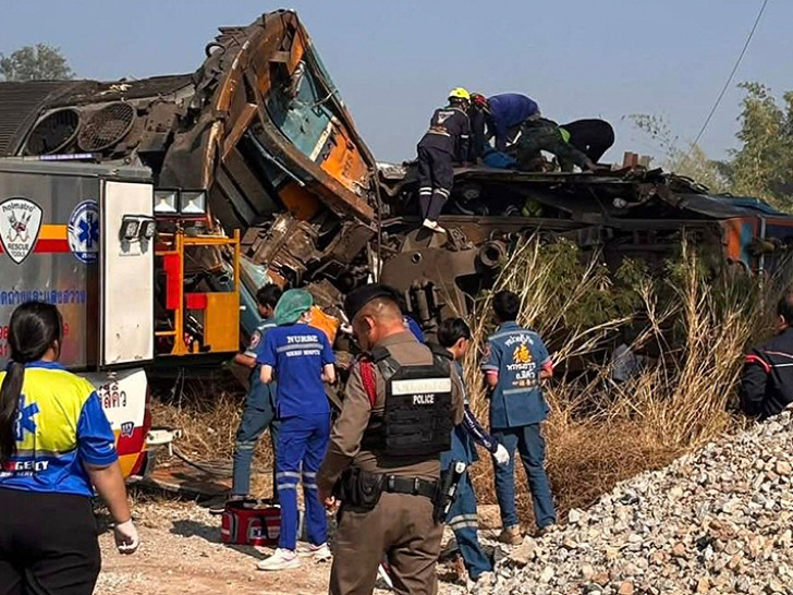 Strahota na Tajlandu: Kran pao na voz u pokretu, najmanje 22 osobe poginule