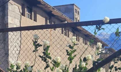 Tri decenije od zatvaranja logora: Pomen Srbima stradalim u “Silosu”, prvi put došli britanski predstavnici