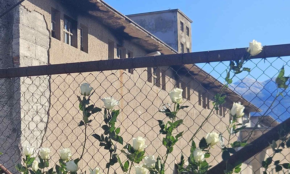 Tri decenije od zatvaranja logora: Pomen Srbima stradalim u “Silosu”, prvi put došli britanski predstavnici