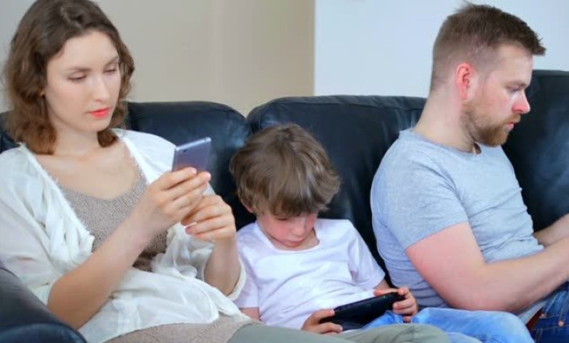 Svaki član porodice na svom telefonu: Ekrani zamijenili roditelje i tete