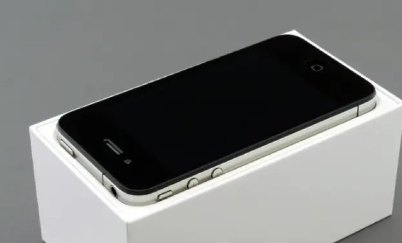 Ajfon 4 zaludio mlade ljude: Evo zašto nabavljaju telefon iz 2010. godine VIDEO