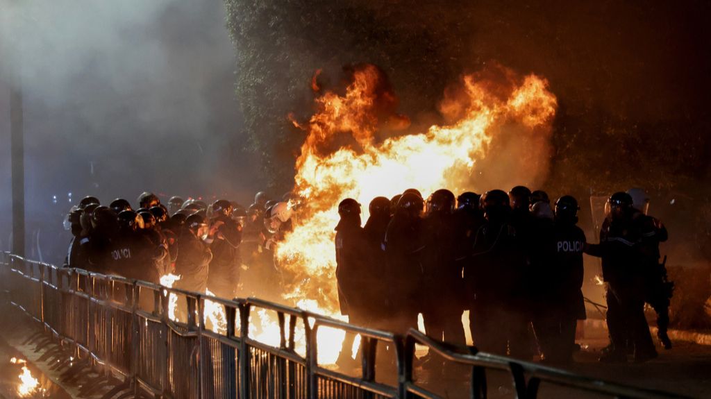 Tirana u plamenu: Bačeni Molotovljevi kokteli na zgradu vlade, više povrijeđenih