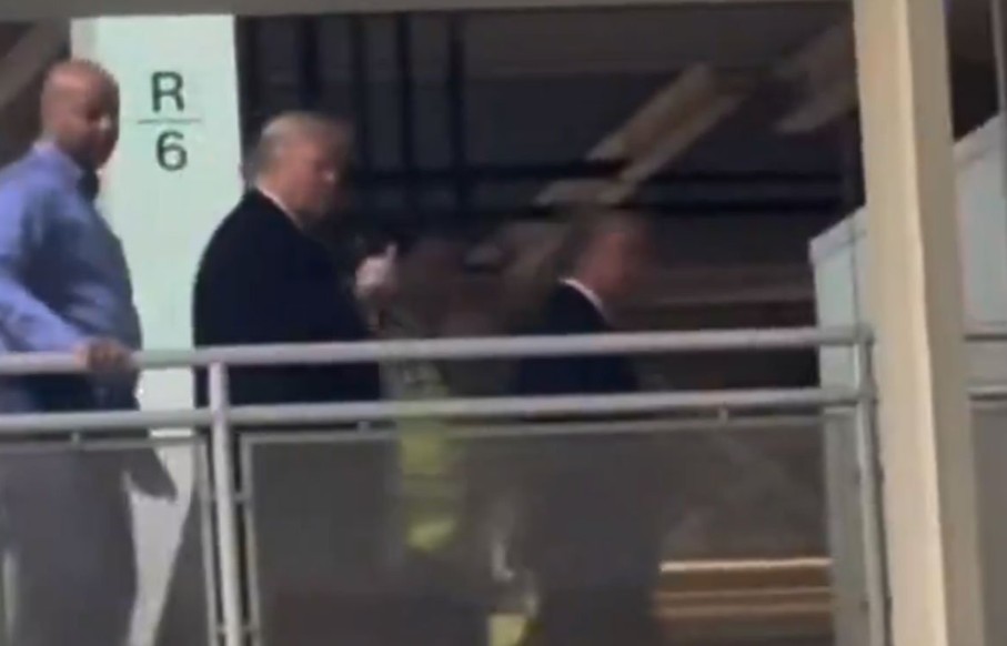 (Ne)primjerena reakcija!? Tramp pokazao srednji prst radniku fabrike, oglasila se Bijela kuća VIDEO