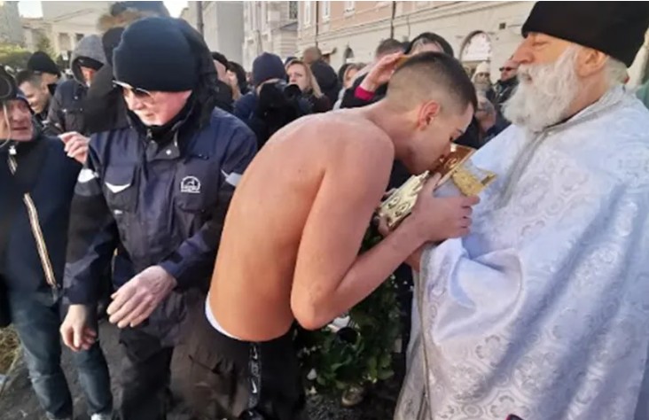 Aplauzi za Srbe u Trstu: Pogledajte kako je mladić Pavle prvi doplivao do krsta VIDEO