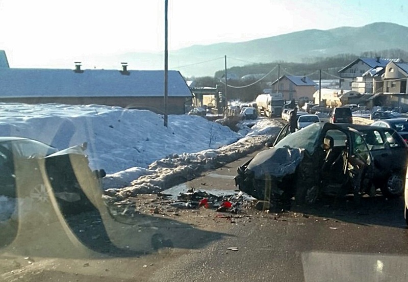 Sudar dva vozila: Povrijeđene tri osobe, jedna teže