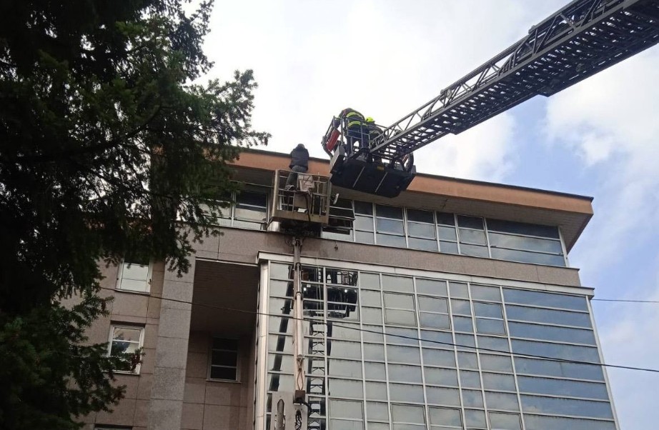 Neobične intervencije u Banjaluci: Vatrogasci spasili radnika iz korpe, psa iz bunara i mačku sa prozora