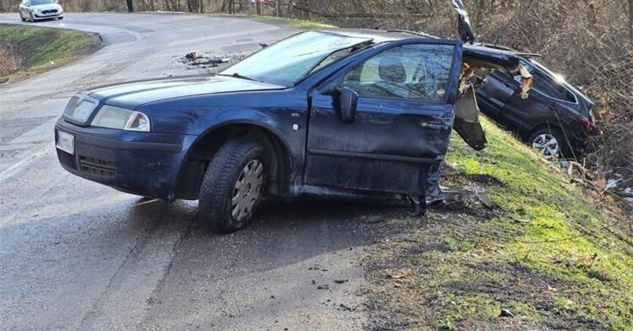 Teška saobraćajna nesreća: Automobil prepolovljen od sudara, povrijeđeno šest osoba