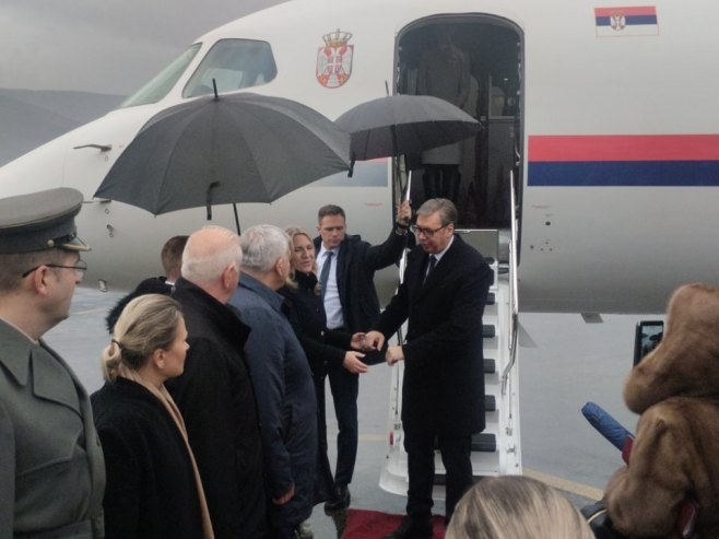 Avion sletio na aerodrom: Predsjednik Srbije stigao u Mostar, dočekala ga Cvijanovićeva FOTO
