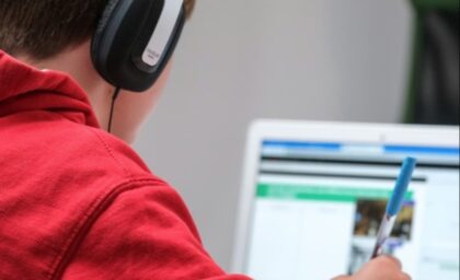 Poražavajuće! Svaki četvrti učenik nije sposoban da uradi zadaću bez vještačke inteligencije