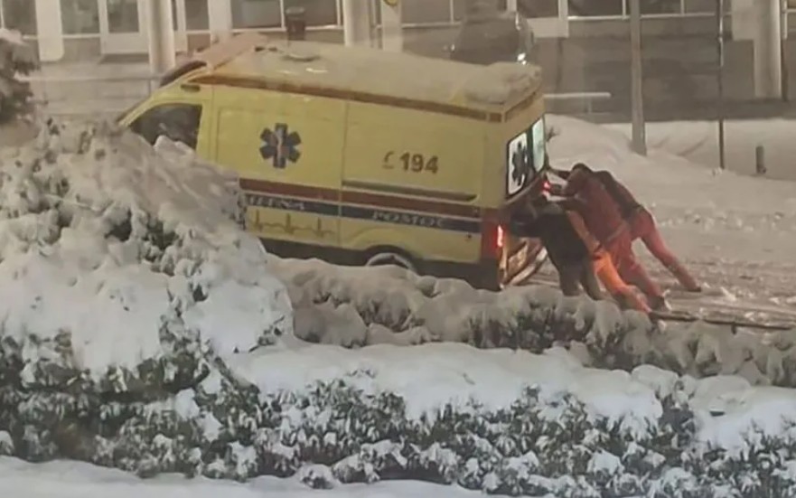 Nestvarni prizori! Ljekari Hitne pomoći čiste snijeg bi došli do pacijenata, građani bijesni VIDEO