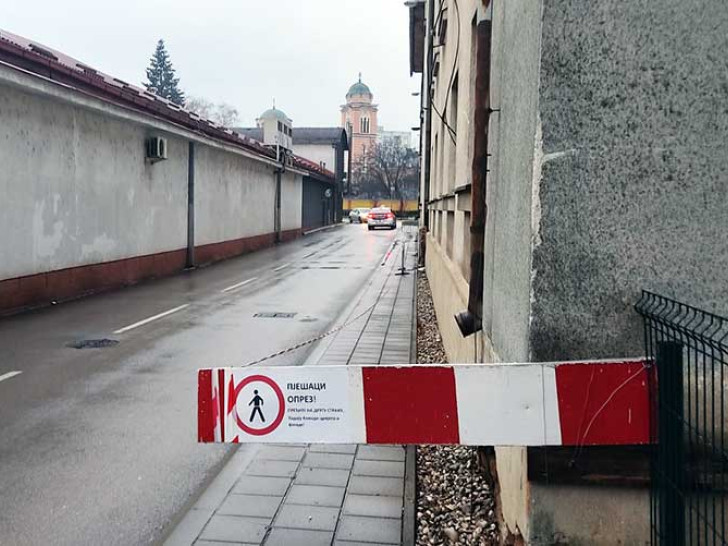 Pješaci moraju direktno na ulicu: Privremena saobraćajna signalizacija kod “Zenita” zbunila građane