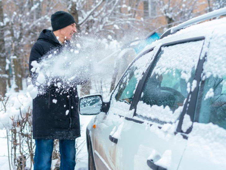 ​Zimska jutra često počinju istim prizorom: Savjeti za bezbijedno uklanjanje leda i snijega sa auta