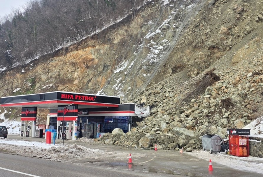 Drama u Zvorniku: Kamenje se srušilo na benzinsku pumpu – odron i dalje prijeti