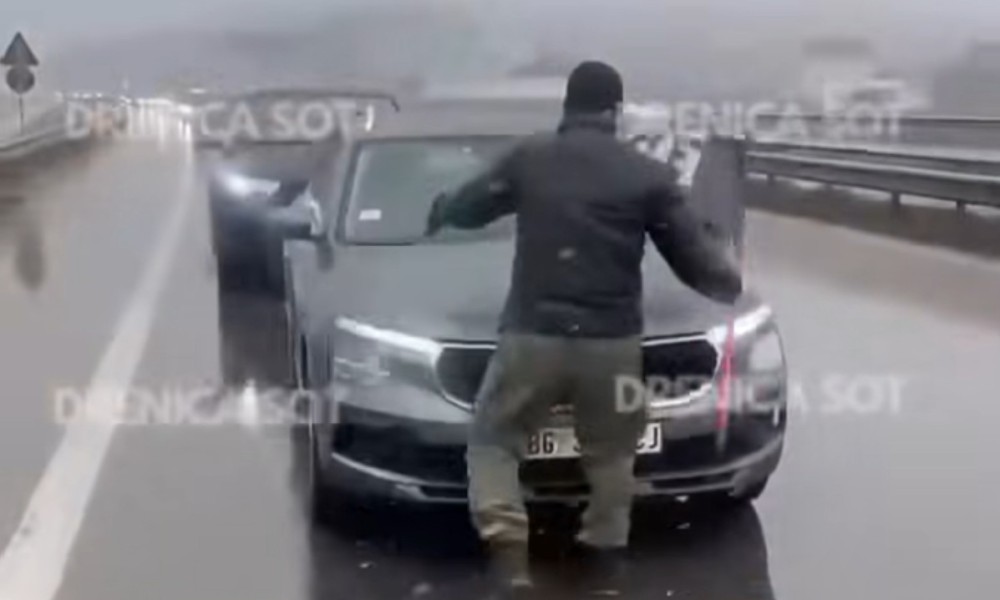 Provokacija Albanaca: Automobil sa srpskim tablicama prekriven zastavom OVK VIDEO