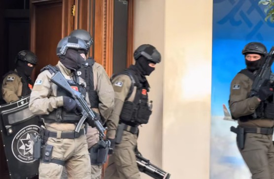 Pretres trajao pet sati: Policija napustila zgradu brata Mila Đukanovića VIDEO