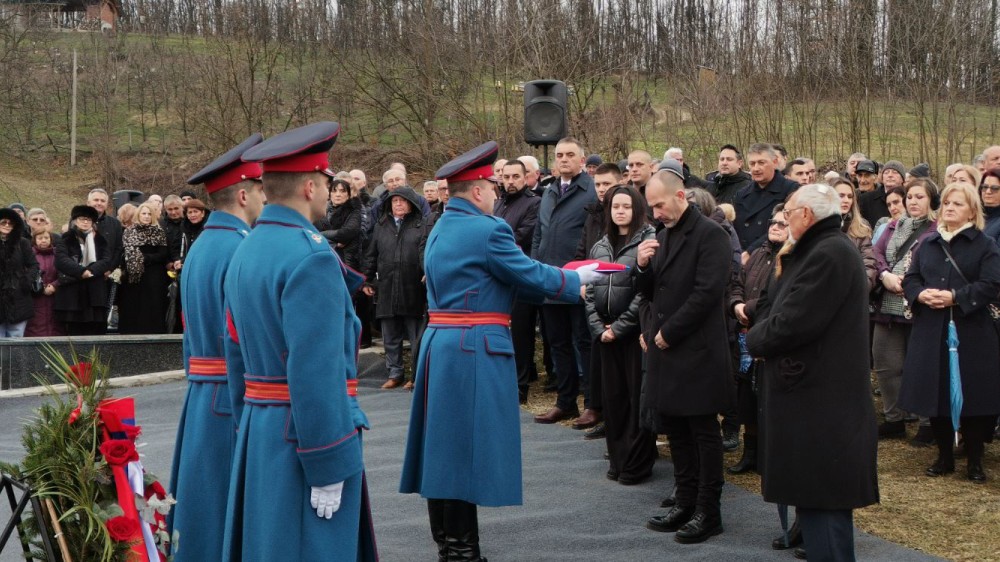 Ispraćen uz plotun počasnog voda MUP-a Srpske: Sahranjen Borislav Paravac