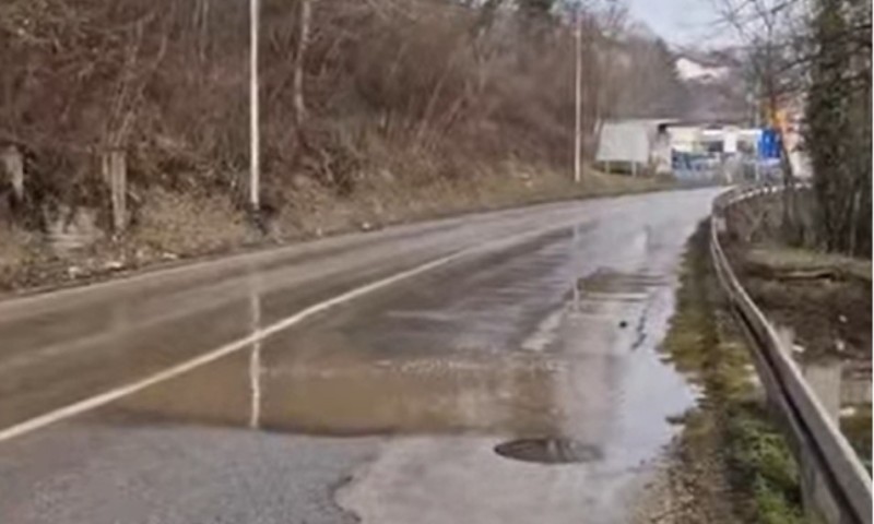 Nadležni ne reaguju: Fekalije teku magistralom u Banjaluci VIDEO