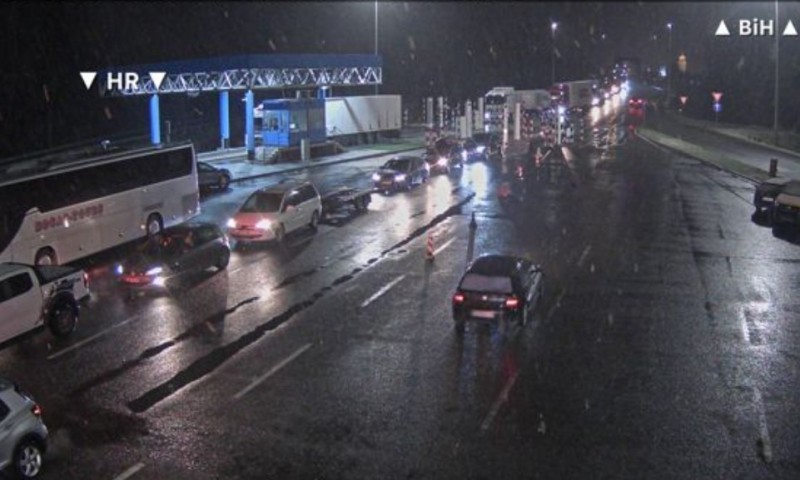 Duge kolone vozila: Gužve na četiri prelaza sa Hrvatskom