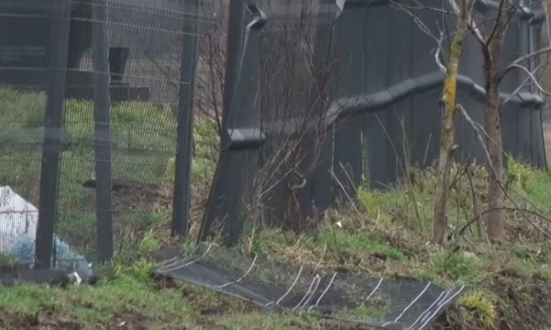 Vandalizam kod Lipljana: Polomljena ograda na groblju, oskrnavljen grob VIDEO