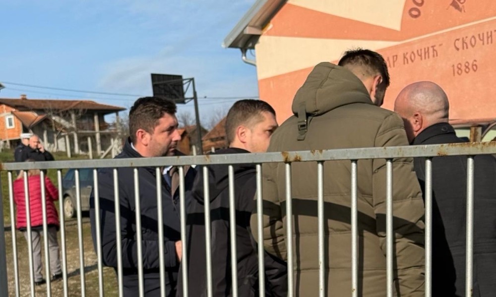 Opozicija pred biračkim mjestima: Prijave o kupovini glasova na obje strane FOTO