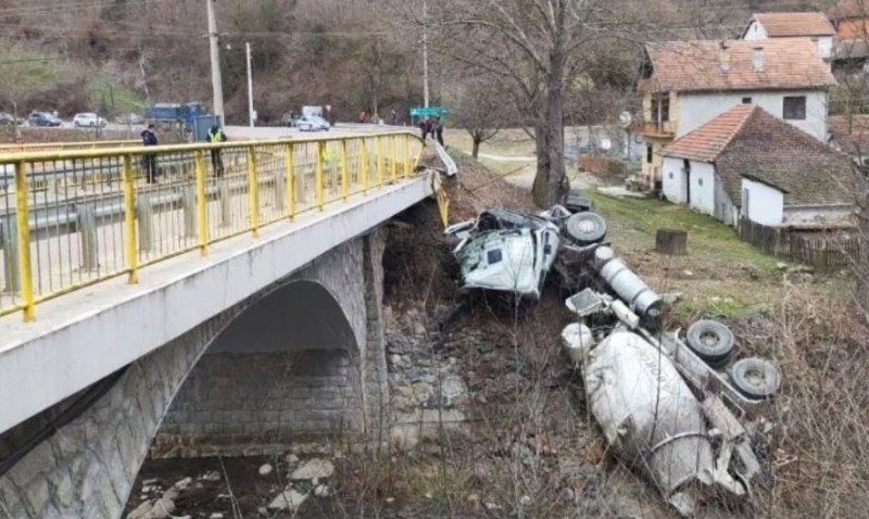 Prizor uznemirio mnoge: Kamion mikser sletio pored mosta FOTO