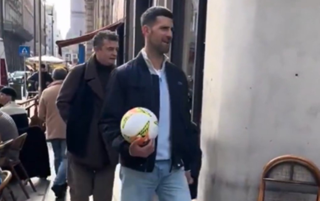 Nole uživa u Italiji: Teniser u farmerkama i jakni opušteno šeta gradom VIDEO