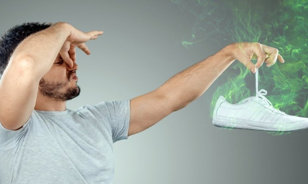 Dosta vam je smrada iz patika? Jedan kuhinjski sastojak rješava problem za 10 sekundi!