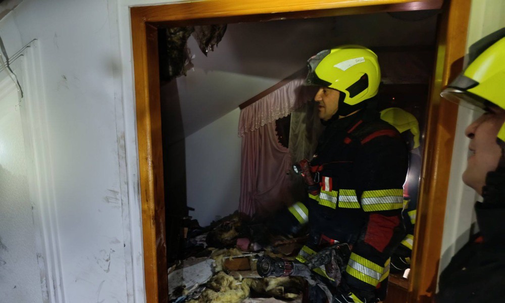 Velika materijalna šteta: Izgorjelo potkrovlje kuće u Banjaluci FOTO