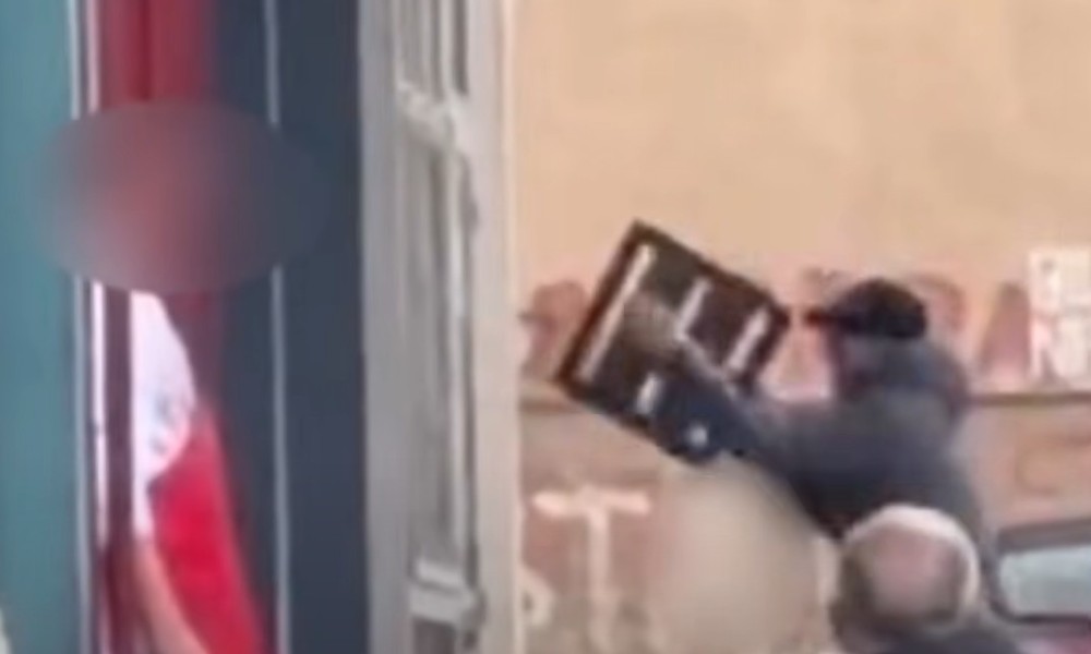 Drama u Zenici: Poklopcem šahta razbijao izlog na radnji VIDEO