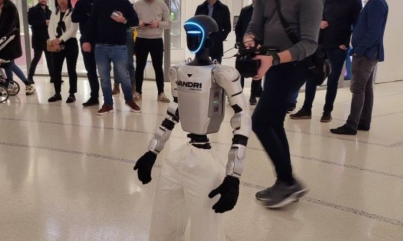 Prvi humanoidni robot u BiH: Robi posjetio i Banjaluku VIDEO
