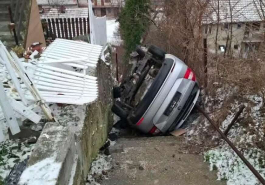 Neobična nesreća: Automobil prevrnut na krov u uskom prolazu